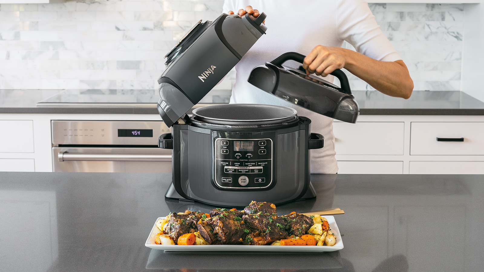 Hombre cocinando en una Olla eléctrica Ninja OP300EU